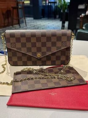 N16 Slightly Used Louis Vuitton Damier Trio Messenger chain bag